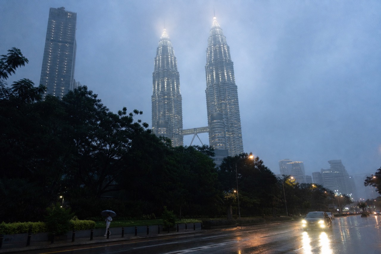 Aquaria KLCC entrance with Petronas Towers in the background, no text, no logos, no people